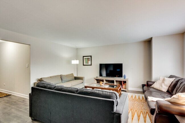 Building Photo - 226 S Hoyne Ave