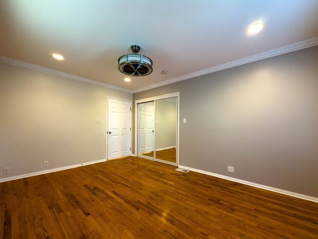 Building Photo - 10428 Riverside Dr