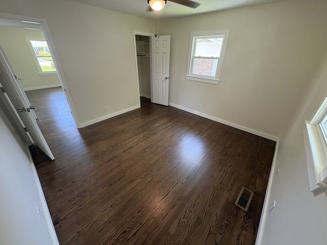 Building Photo - 521 Greenwood Dr