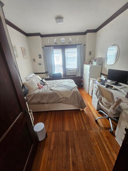 second bedroom and similar size to third bedroom - 32 Sunset Rd