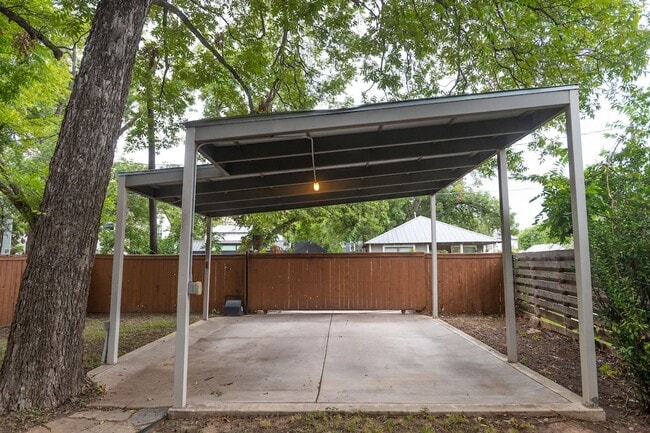 Building Photo - Bouldin Creek Neighborhood - Prime Location - 3/2.5!