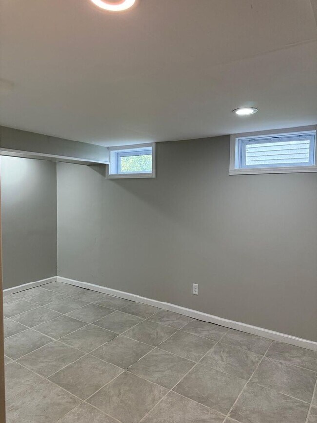 Building Photo - 5-Bedroom 2-Bath Completely Renovated!