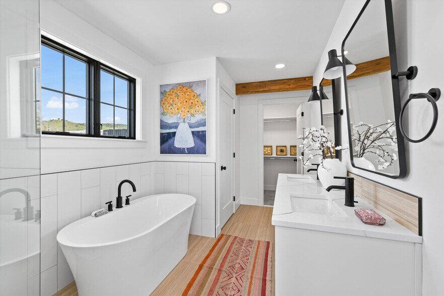 Building Photo - 614 N Avenue H Ave