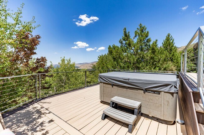 Building Photo - Stunning 5-Bedroom Modern Home with Panora...