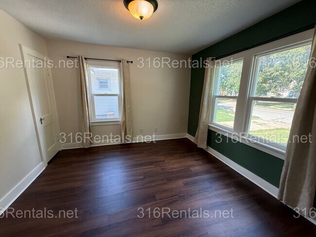 Building Photo - $1100 - 2 bedroom/ 1 bathroom - Gorgeous Single Family Home