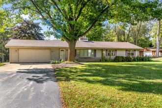 Building Photo - 2071 Maple Rd