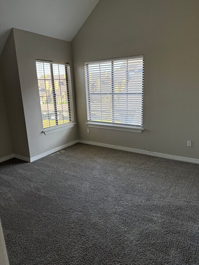 Building Photo - Newly Renovated 2 Bed 2 Bath