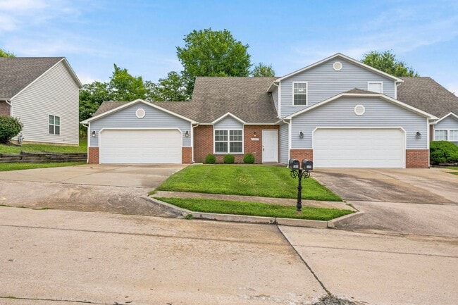 Building Photo - 5004-5006 Betty Jean Way