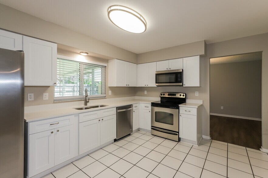Building Photo - 549 Oak Creek Dr