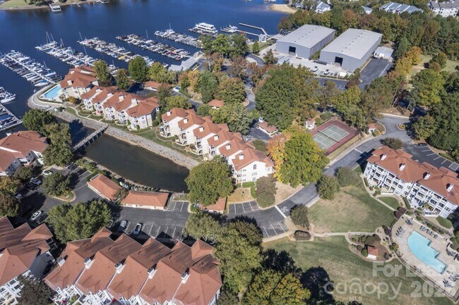 Building Photo - 18009 Kings Point Dr