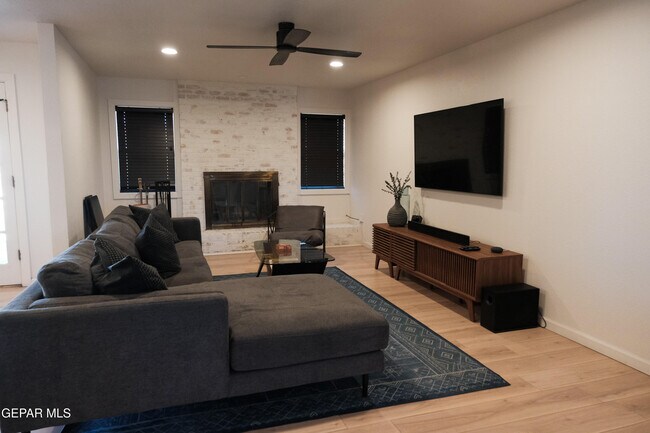 Building Photo - 9001 Lait Dr