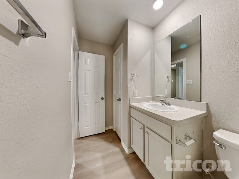 Building Photo - 11151 N Lake Mist Ln