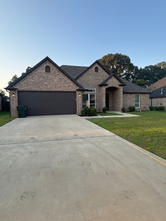 Building Photo - Beautiful South Tyler Rental in Royal Vista Estates!