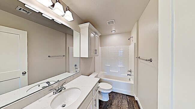 Building Photo - 2 Bedroom 2 Bathroom 1 Car Garage Duplex w...