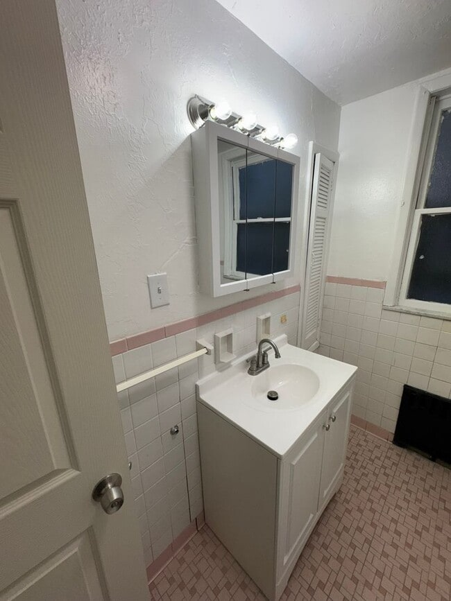 Building Photo - Cozy Studio Apartment In Fantastic Location!