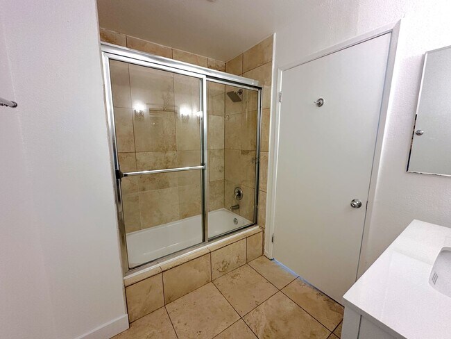 Building Photo - Beautiful 2-Bed, 2-Bath Winnetka Condo – S...