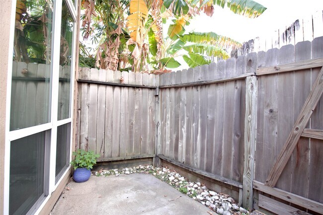 Primary Photo - 16120 Stuebner Airline Rd