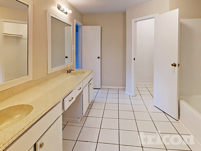 Building Photo - 11010 Maple Rock Dr