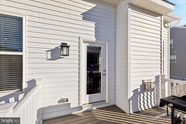 Building Photo - 10 Ladbroke Dr