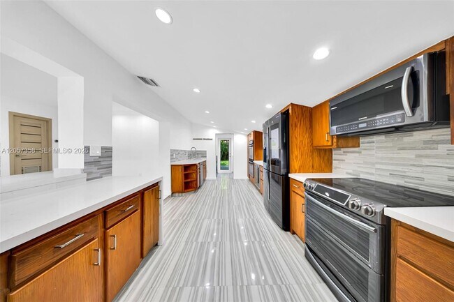 Building Photo - 1104 NE 85th St