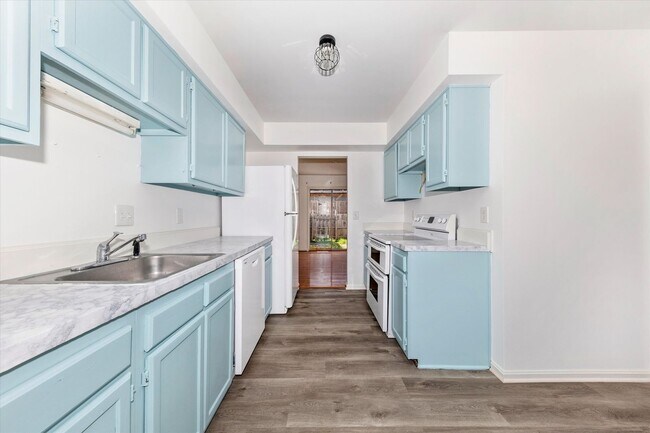 Building Photo - Churchill Town Rental