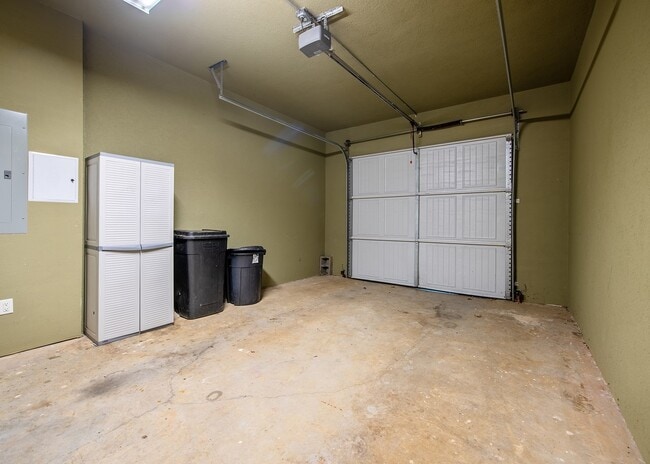 Building Photo - 2145 Ridgecrest Cir