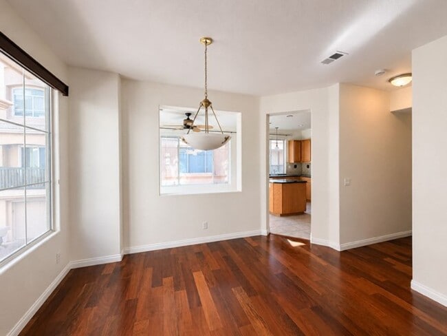 Building Photo - 910 Camino De La Reina