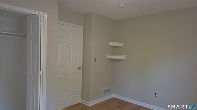 Building Photo - 387 Mixville Rd