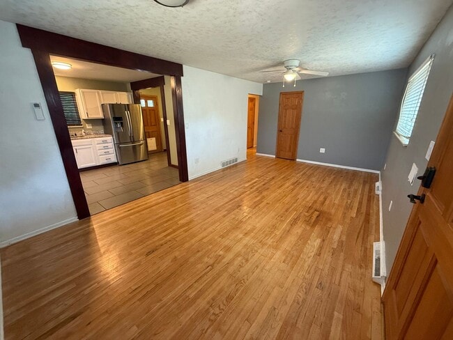 Building Photo - 2 bedroom / 1 bath Mid-Century brick duple...