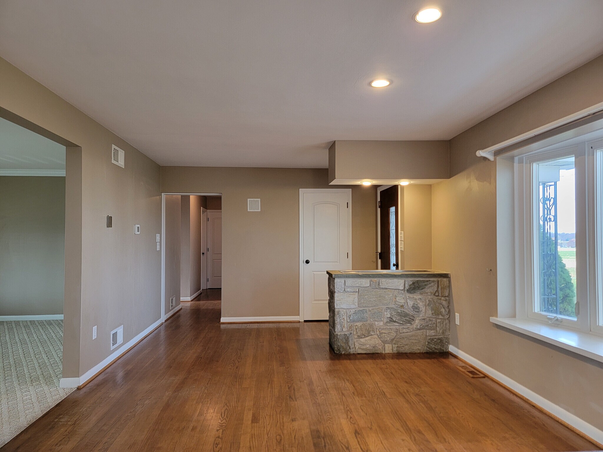 Building Photo - 502 W Newport Rd