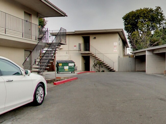 Building Photo - One Bedroom Apartment in Hayward Available...