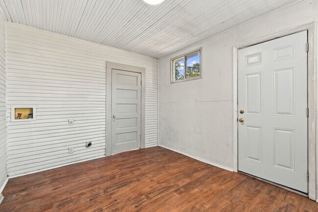 Building Photo - 403 E 6th St