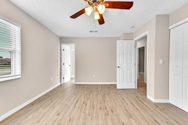 Building Photo - 6913 Voltaire Dr