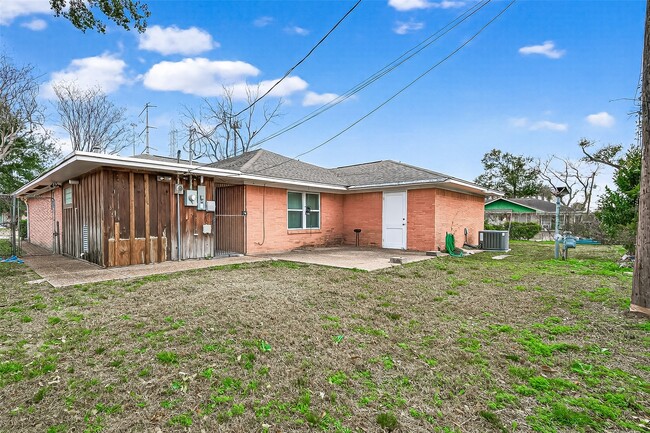 Building Photo - 3003 Topham Cir