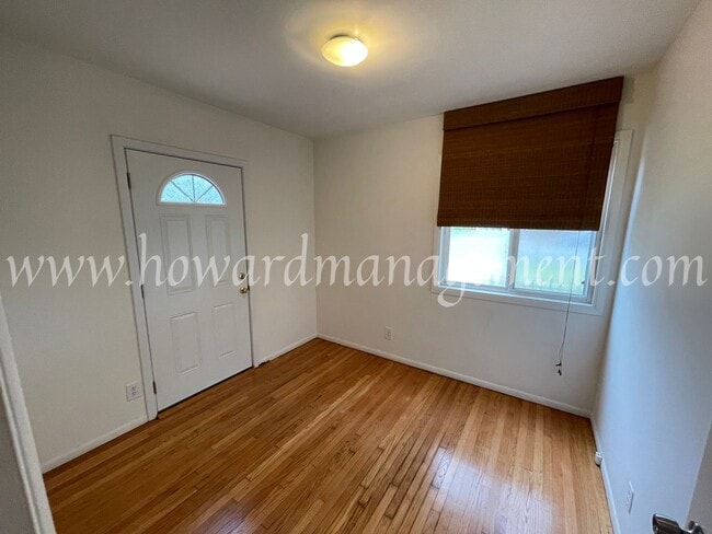 Building Photo - Beautiful Home On Corner Lot With Large Ba...