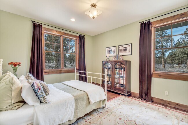 Building Photo - Rare Tumalo HORSE PROPERTY Retreat on 10 A...