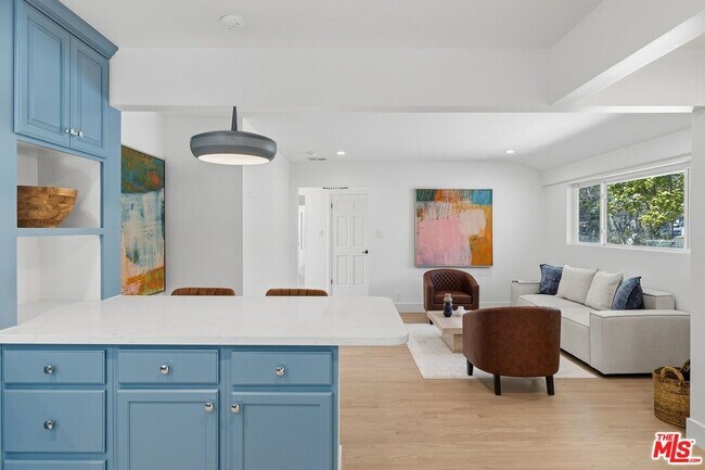 Building Photo - 864 Bienveneda Ave