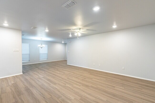 Building Photo - Half off the first Full Month's Rent !!!! ...