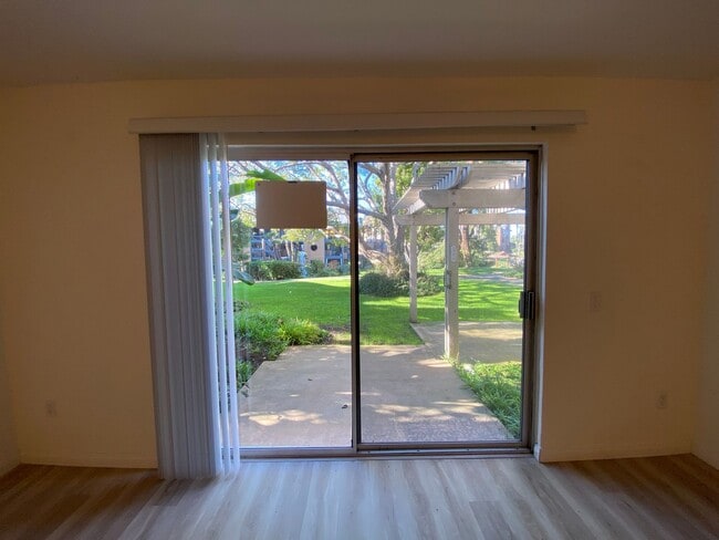 Building Photo - Spacious 2 Bedroom/ 2 Bath in the Highly Desired Tropical Setting of Windsong Cove Community of C...