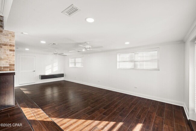 Building Photo - 1528 Oak Ave