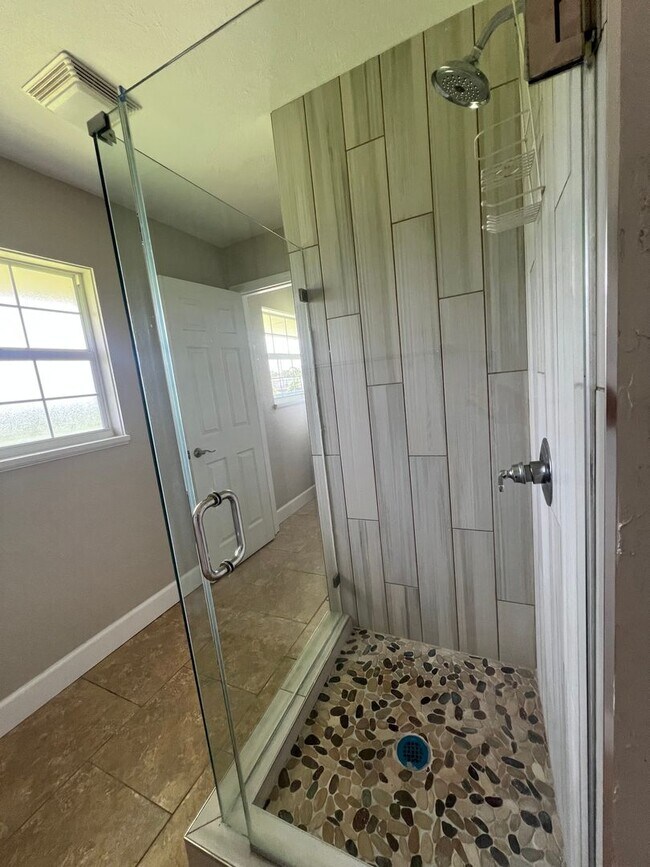 Building Photo - $1,825 ** AVAIL 6/7/25 ** 3 Bed / 2 Bath S...