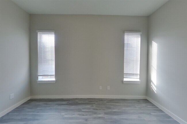 Building Photo - 9835 Willow Creek Commerce Dr