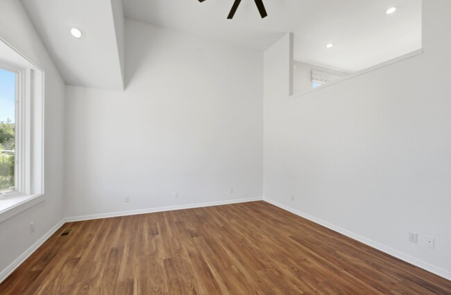 Building Photo - 12 E 500 S