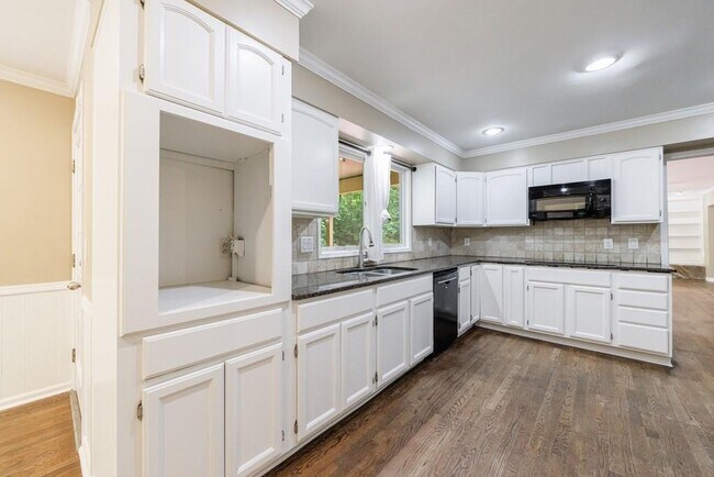 Building Photo - 10565 Shallowford Rd