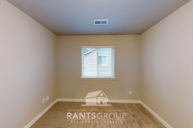 Building Photo - Easy freeway access! Newer subdivision!