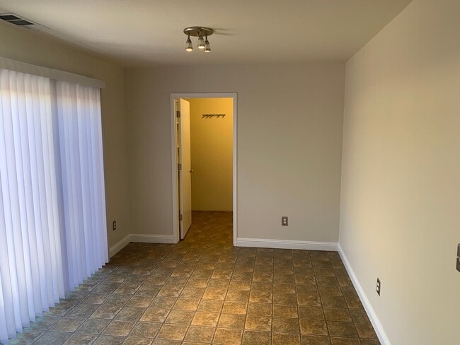 Building Photo - Great home near Shopping Centers!