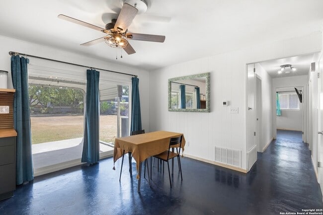 Building Photo - 1228 Rivercrest Dr