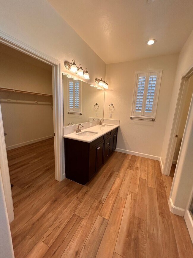 Building Photo - Beautiful home for rent in gated community in Visalia