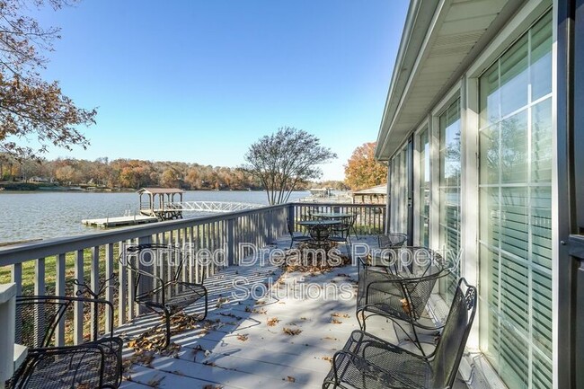 Building Photo - 395 Lake Dr