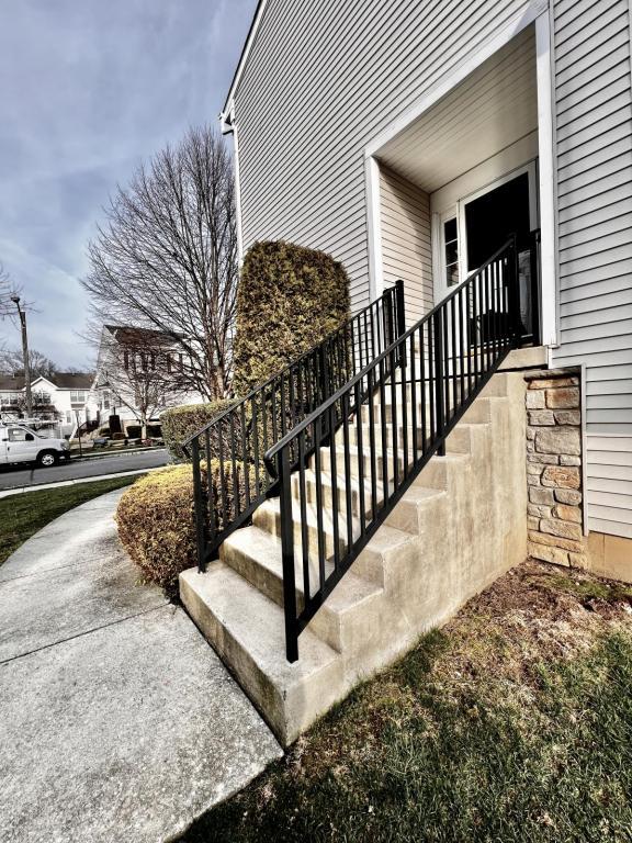 Building Photo - 211 Hawthorne Way